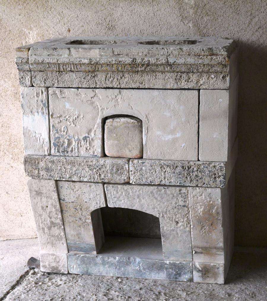 Cuisinière, ancêtre du poêle, pierre de Charente. Élément décoratif pour cuisine rustique. Utilisé pour la cuisson lente au charbon de bois. Cuisinière en pierre