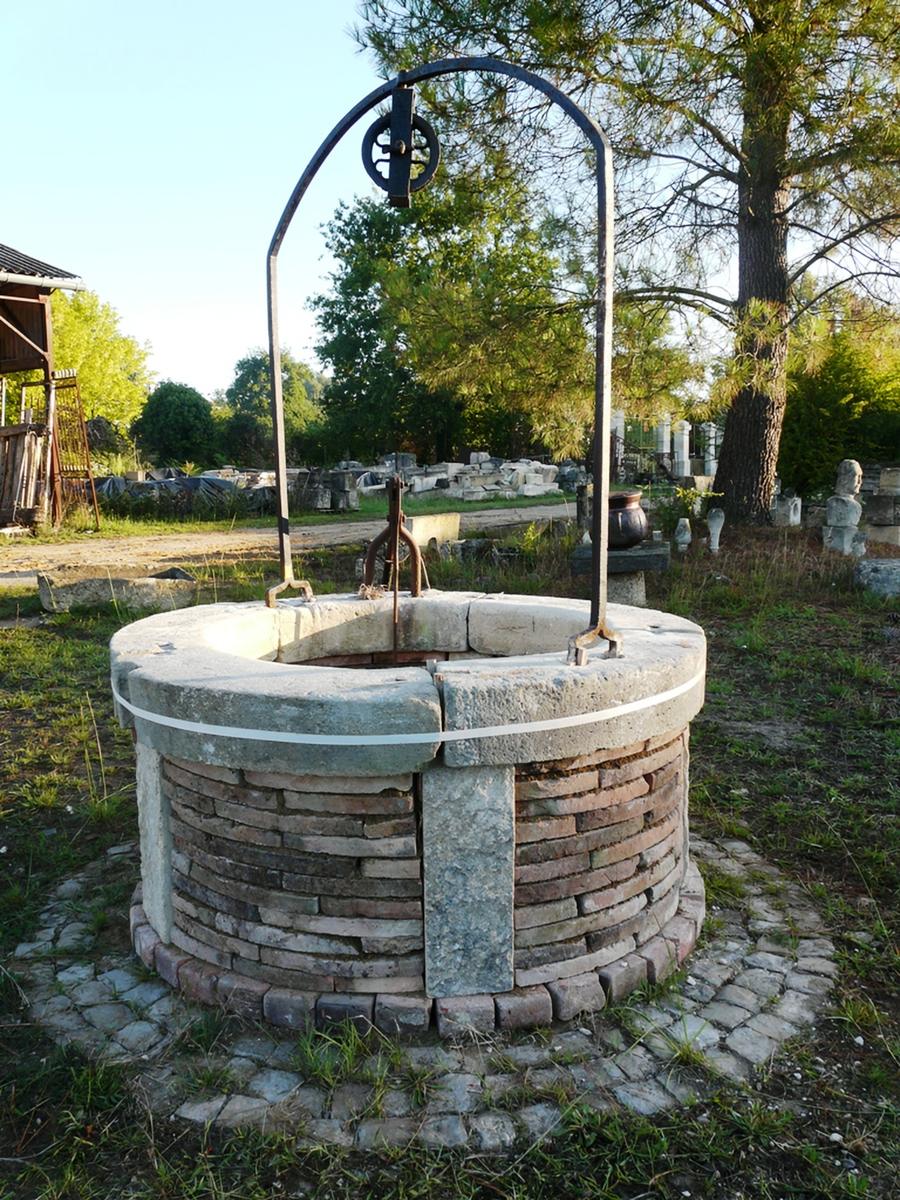 Puits de jardin rond en pierre et briques