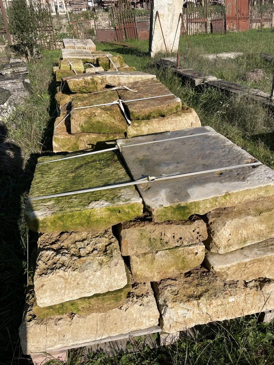 Plus de 25m² de dallage ancien en pierre dure du Poitou