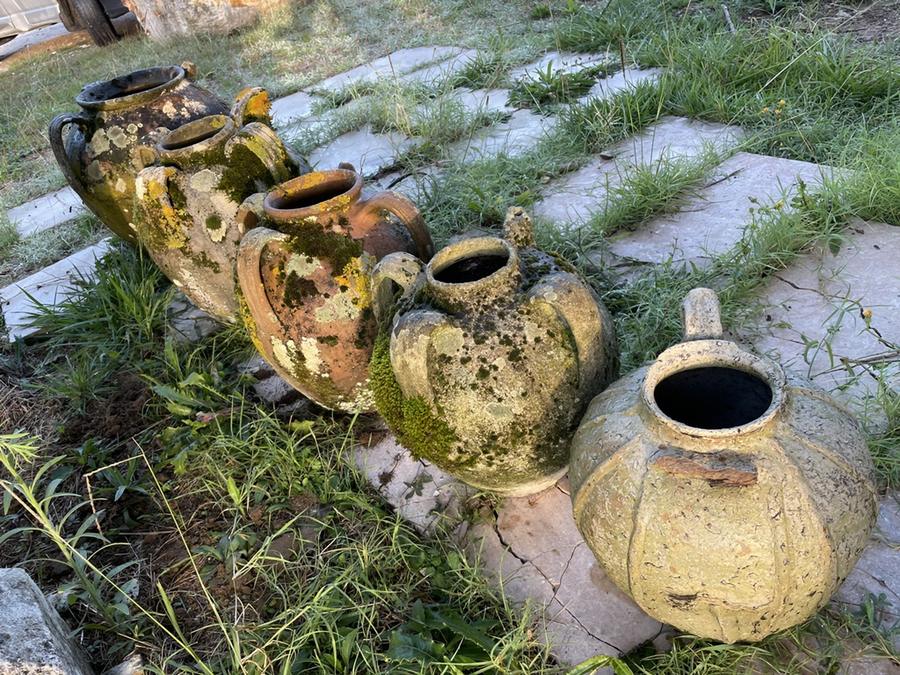 Cinq cruches en terre cuite du XVIIIème siècle