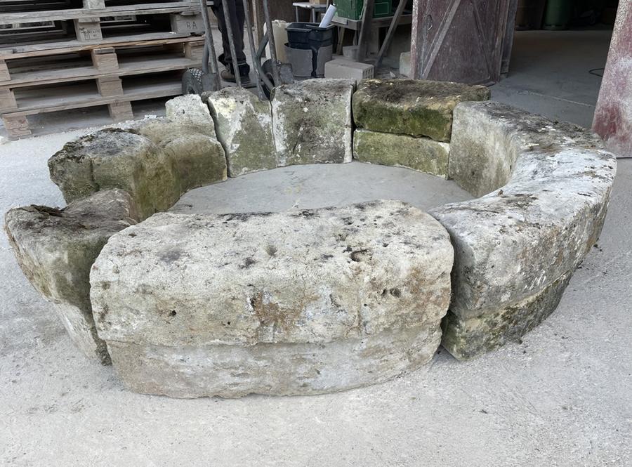 Margelle de puits ancien en pierre de Gironde