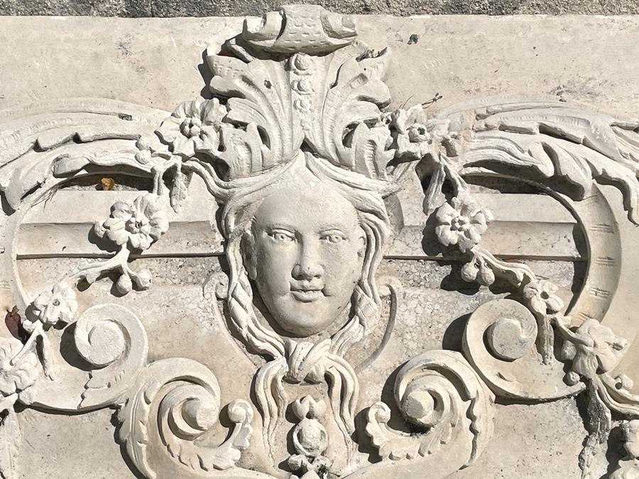 Fronton de fontaine d'époque Directoire sculpté d'un visage, de feuillage et de grappes de raisin