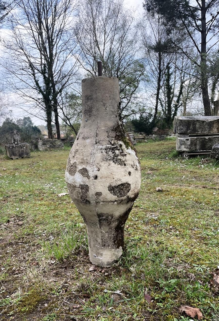 Ancien rouleau de moulin à huile en ciment