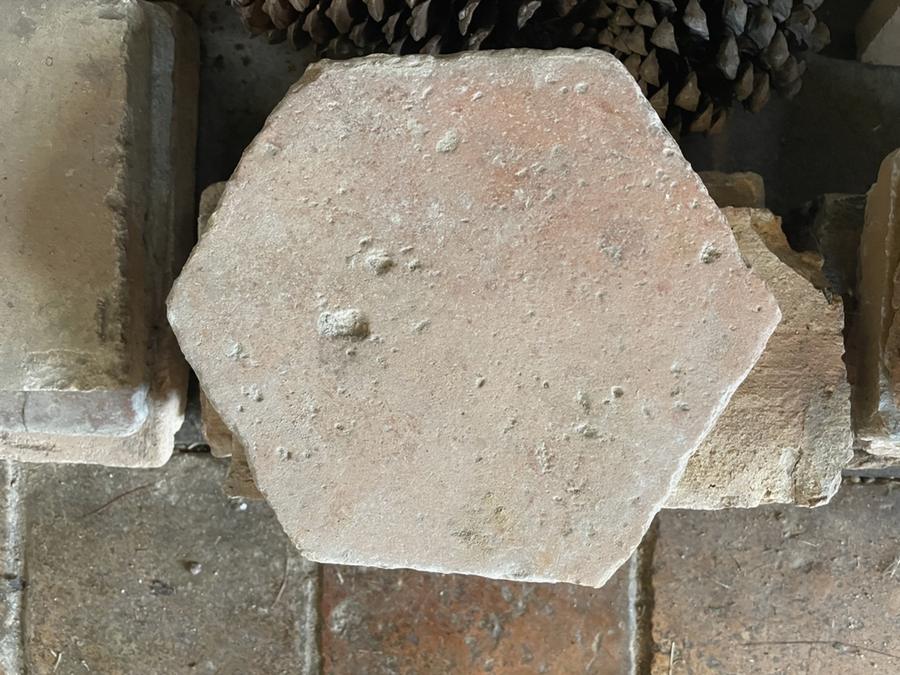 Plus de 25 m² de carrelage hexagonal en terre cuite de couleur rose pale