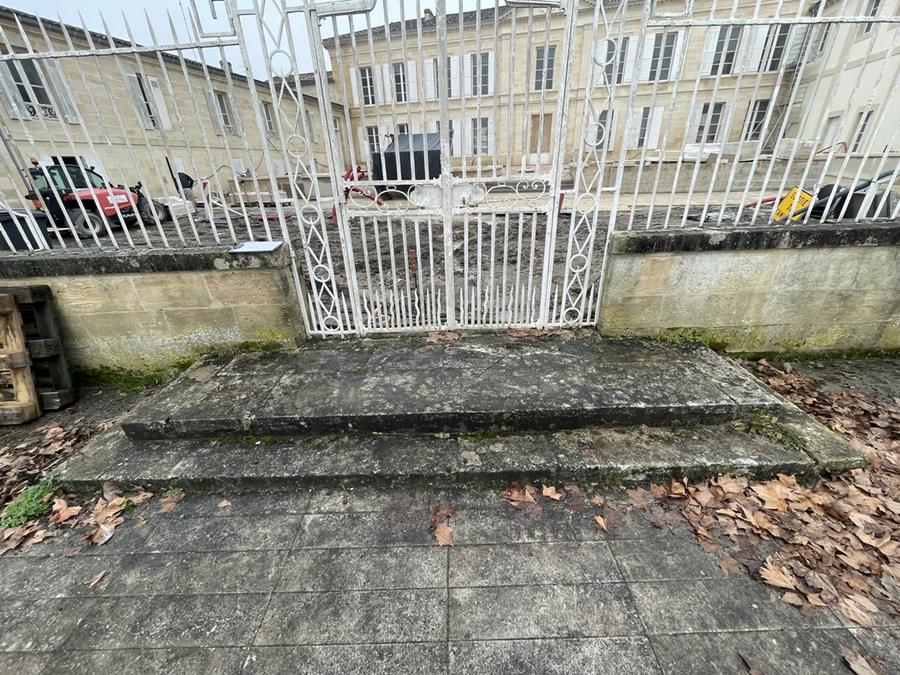 Perron d'entrée en pierre dure de Gironde