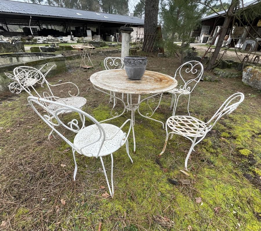 Salons de jardin en fer forgé composés de tables, chaises, fauteuils