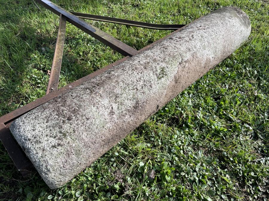Ancien rouleau en forme de colonne taillé dans du granit. Fut de colonne utilisé comme outil agricol ou comme petit pilier de soutient