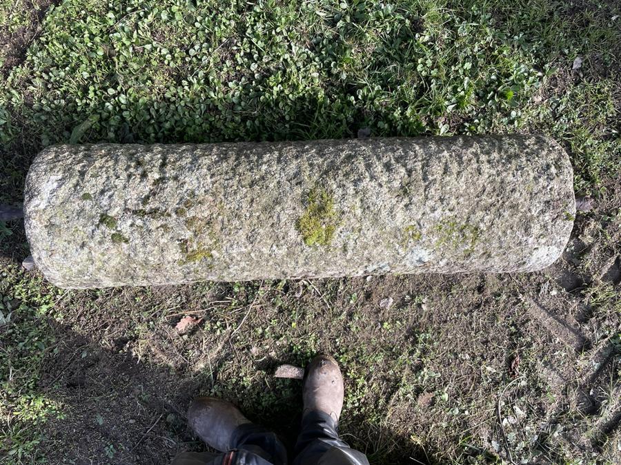 Ancien rouleau en forme de colonne taillé dans du granit. Fut de colonne utilisé comme outil agricol ou comme petit pilier de soutient