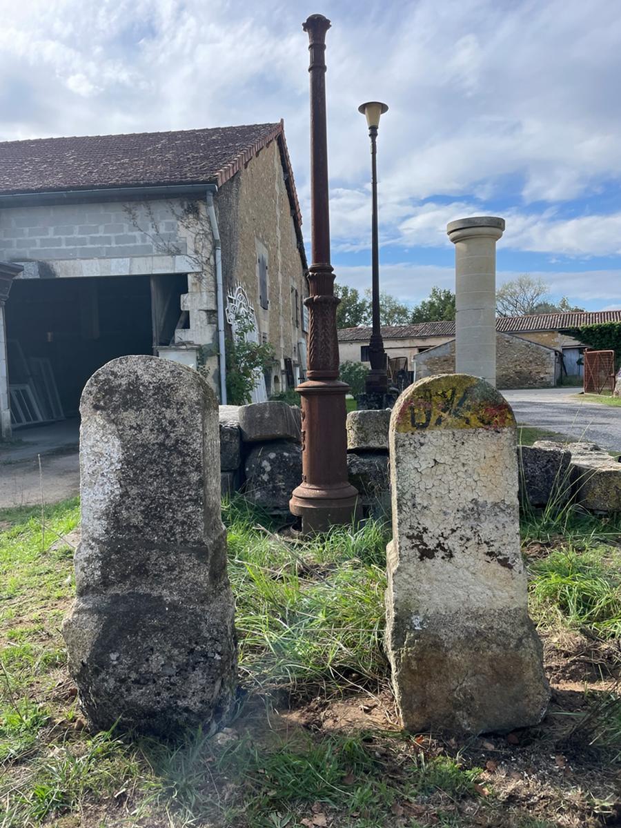 Anciennes bornes kilométriques en granit