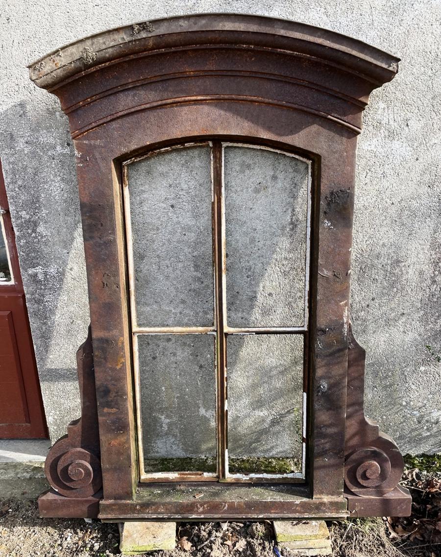 Ancienne fenetre de toit en fonte