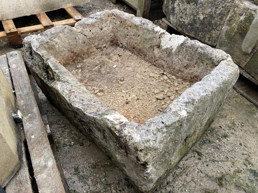 Ancien bac en pierre dure coquillière