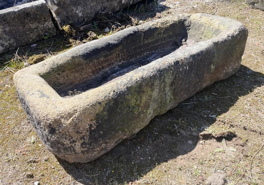 Bac ancien en pierre dure (granit) au bords trés usés