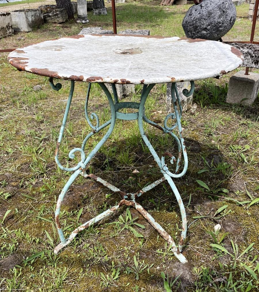 Ancienne table ronde de jardin en fer