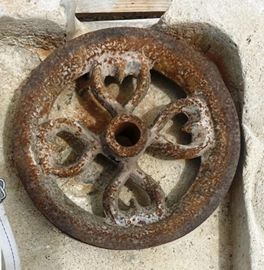 Ancienne roue de puits en fonte décorée de 4 petits coeurs