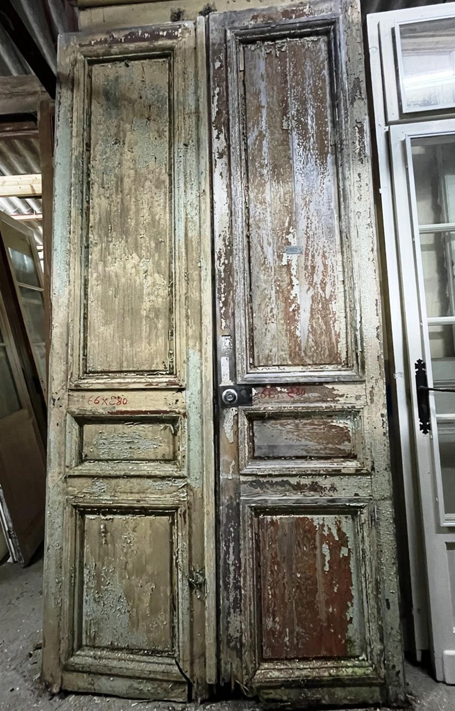 Trois paires de portes