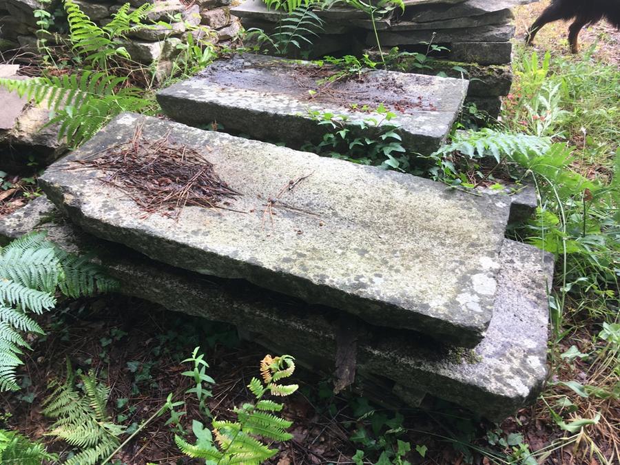 Large bandes de caniveau en granit claire