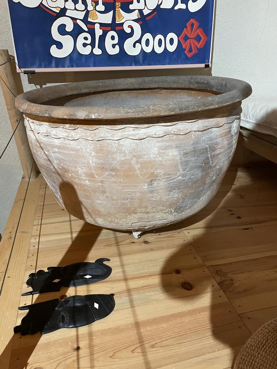 Ancienne poterie en terre cuite décorée à la pointe sèche