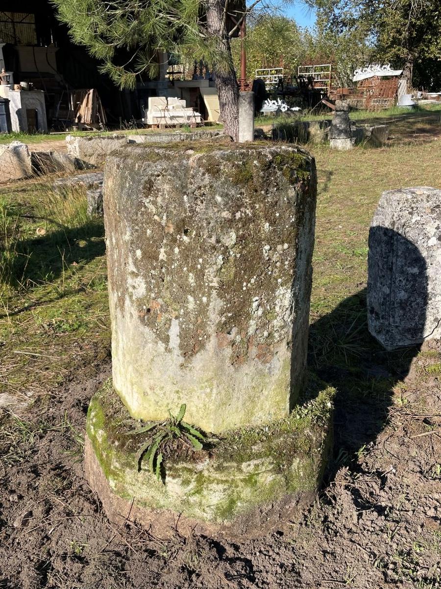 Ancien socle de statue en pierre de Charente