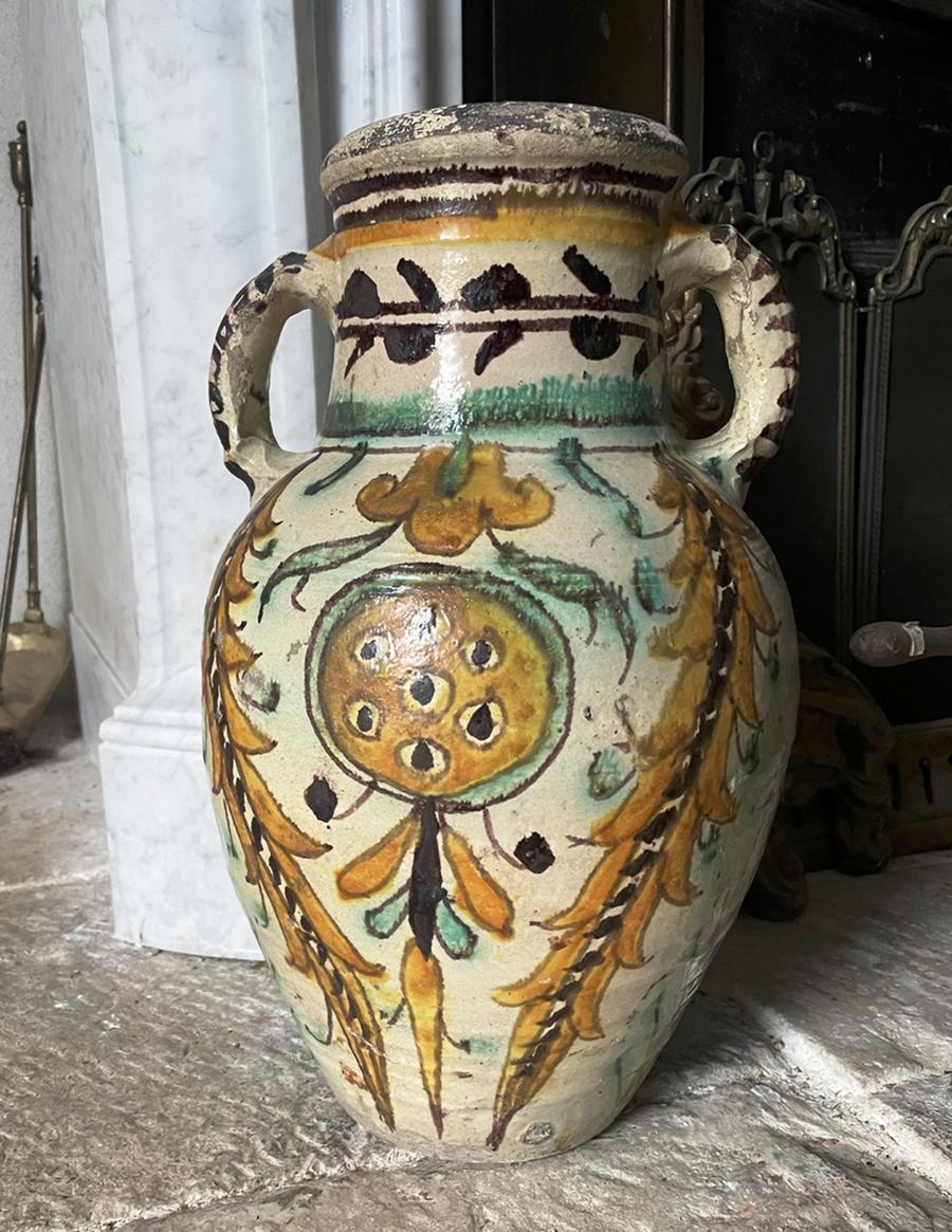 Ancien vase en terre cuite émaillée en forme d'amphore à deux ances de couleur beige et manganèse