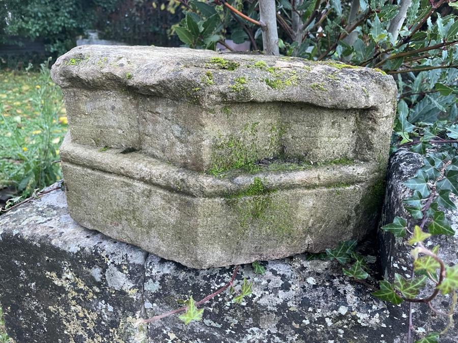 Ancien socle de colonne Gothique en pierre