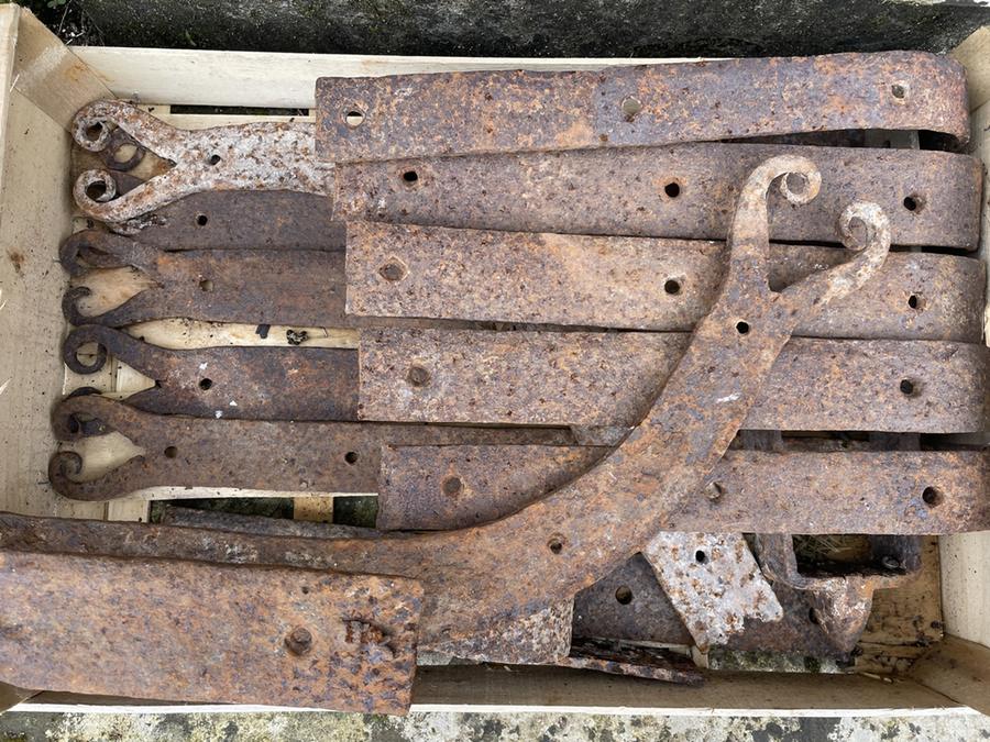 anciennes ferrures d'un portail en bois à deux ouvrants