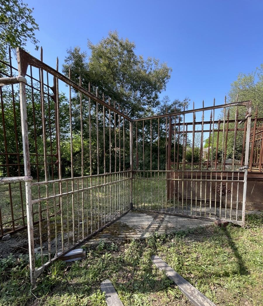 Ancien portail de ferme en fer forgé entièrement à barreaux