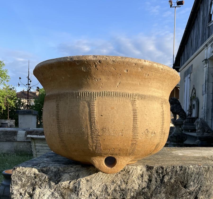 Ancienne poterie en terre cuite décorée à la pointe sèche