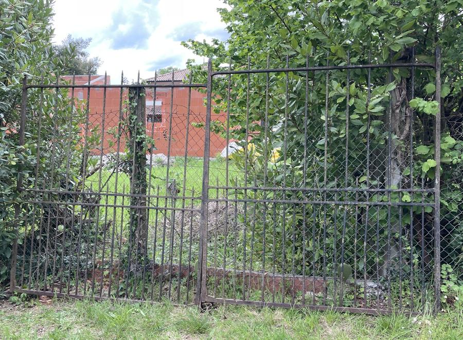 Ancien portail de ferme en fer forgé entièrement à barreaux