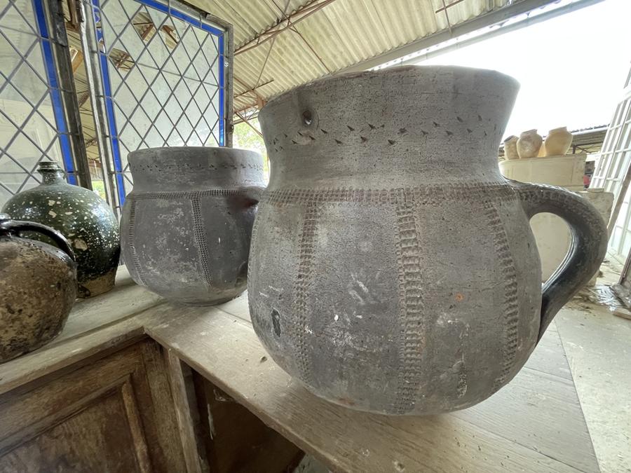 Poterie en terre cuite utilisée pour conserver la viande dans la graisse. Poterie campagnarde ancienne . Charnier en terre de forme obelongue