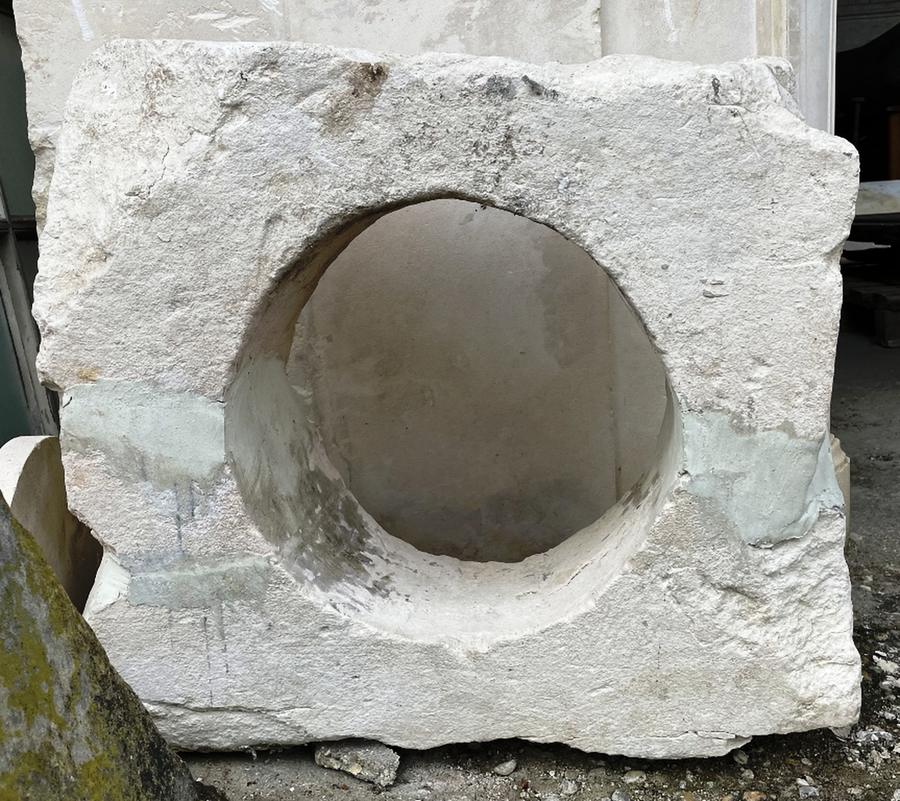 Ancienne lucarne de   grenier à ouverture ronde