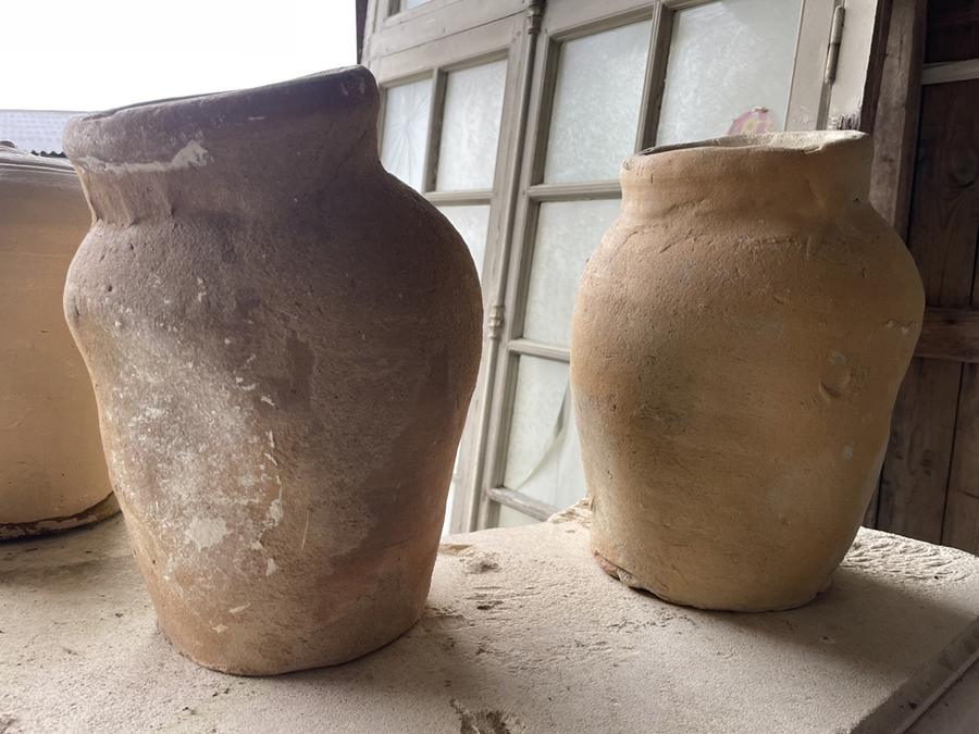 Ancienne poterie utilisée comme nichoirs à pigeons