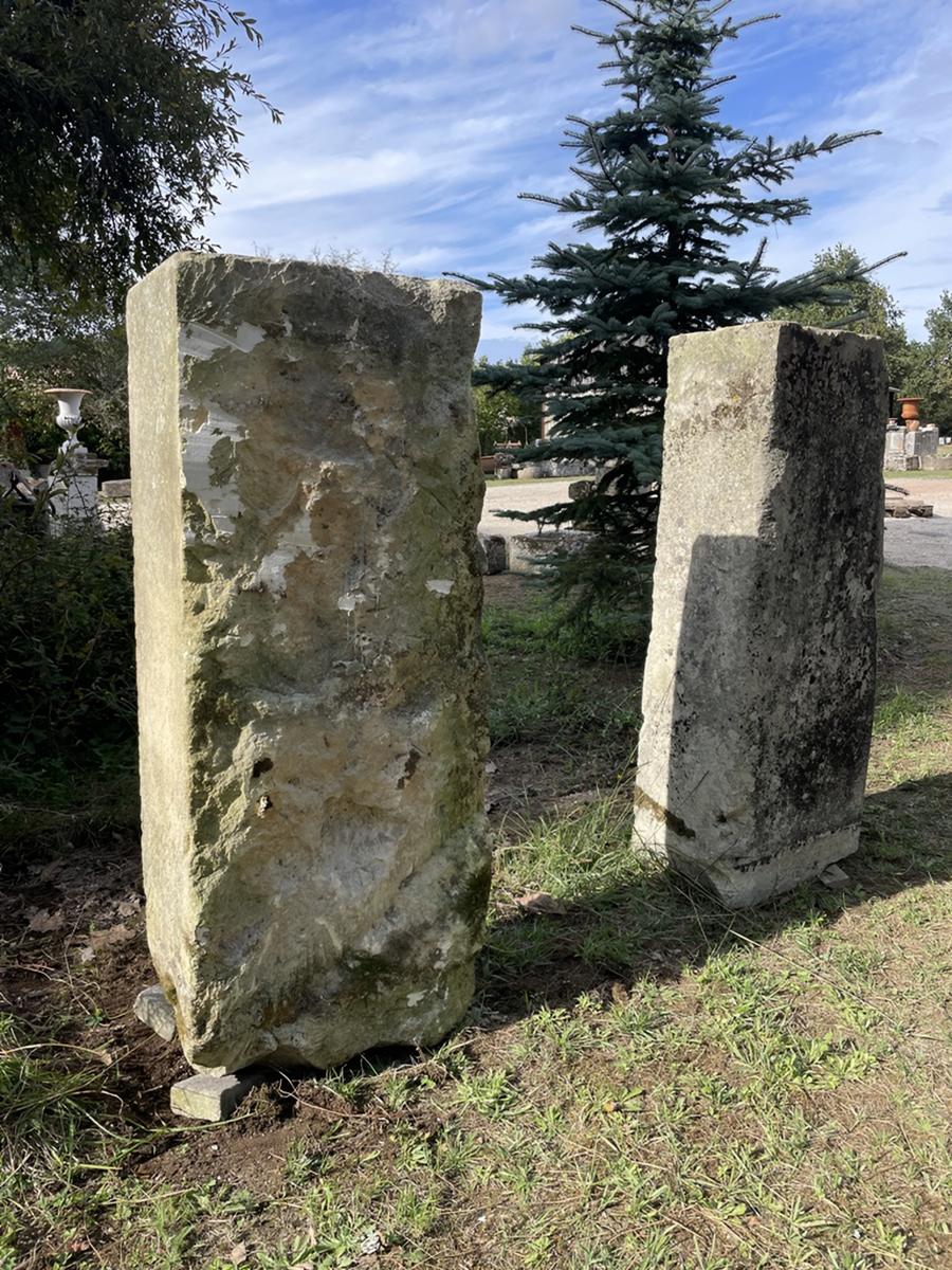 Anciennes pierres de Charente utilisées comme piliers d'entrée de jardin