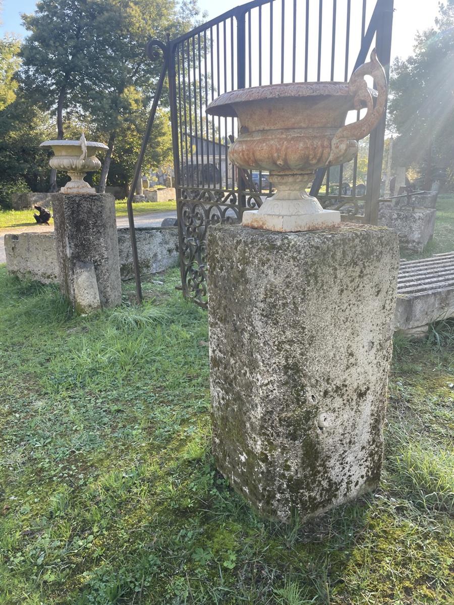 Paire de socles anciens en pierre calcaire de Charente
