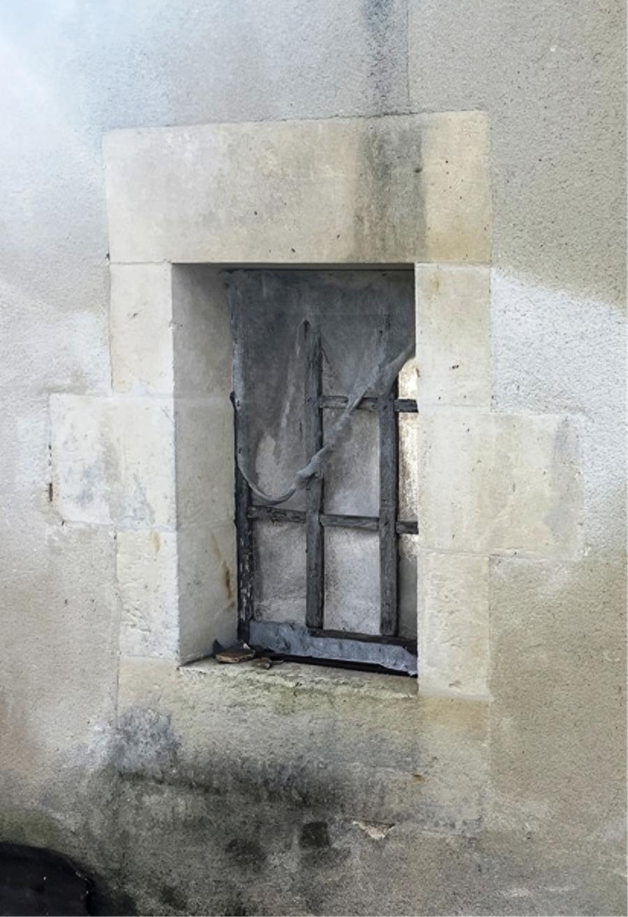 Ancien encadrement de fenetre en pierre calcaire blanche