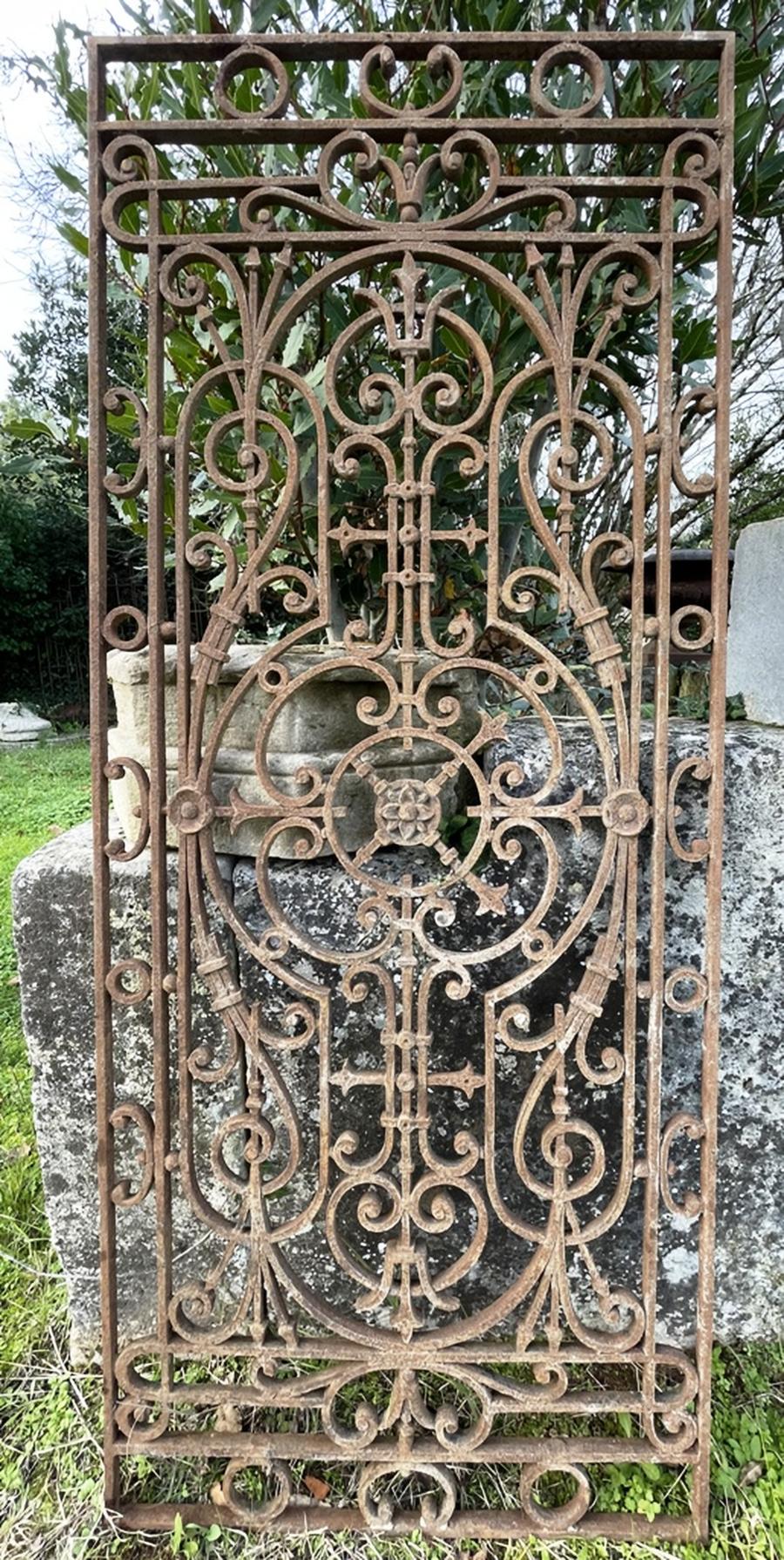 Grille de porte en fonte décor de volutes