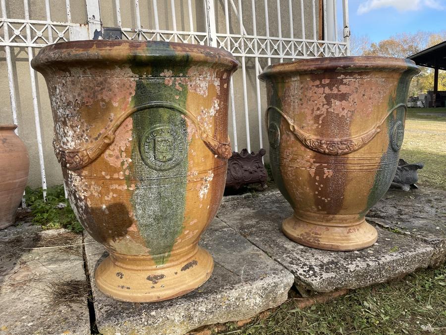 Paire de vases anciens en terre cuite provenant des ateliers de ''la Madeleine'' à