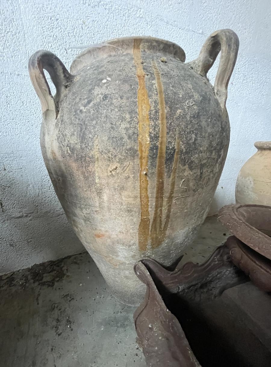 Ancienne poterie à quatre anses pour conserver les aliments