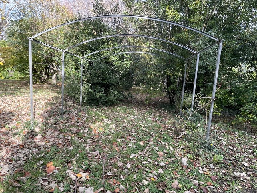 Tonnelle de jardin en fer (cornière galvanisée) et fils de fer