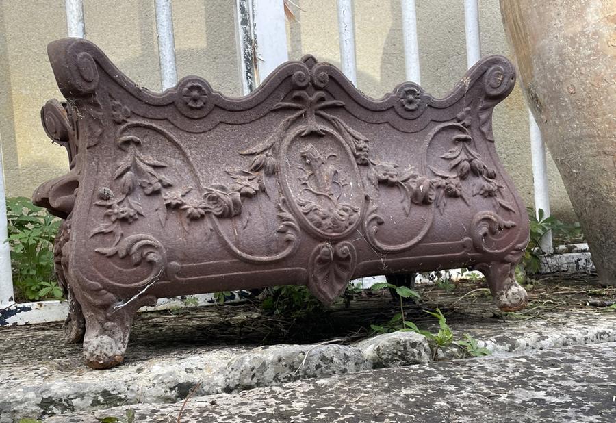 Ancienne jardinière en fonte décorée d'un médaillon et de volutes de fleures