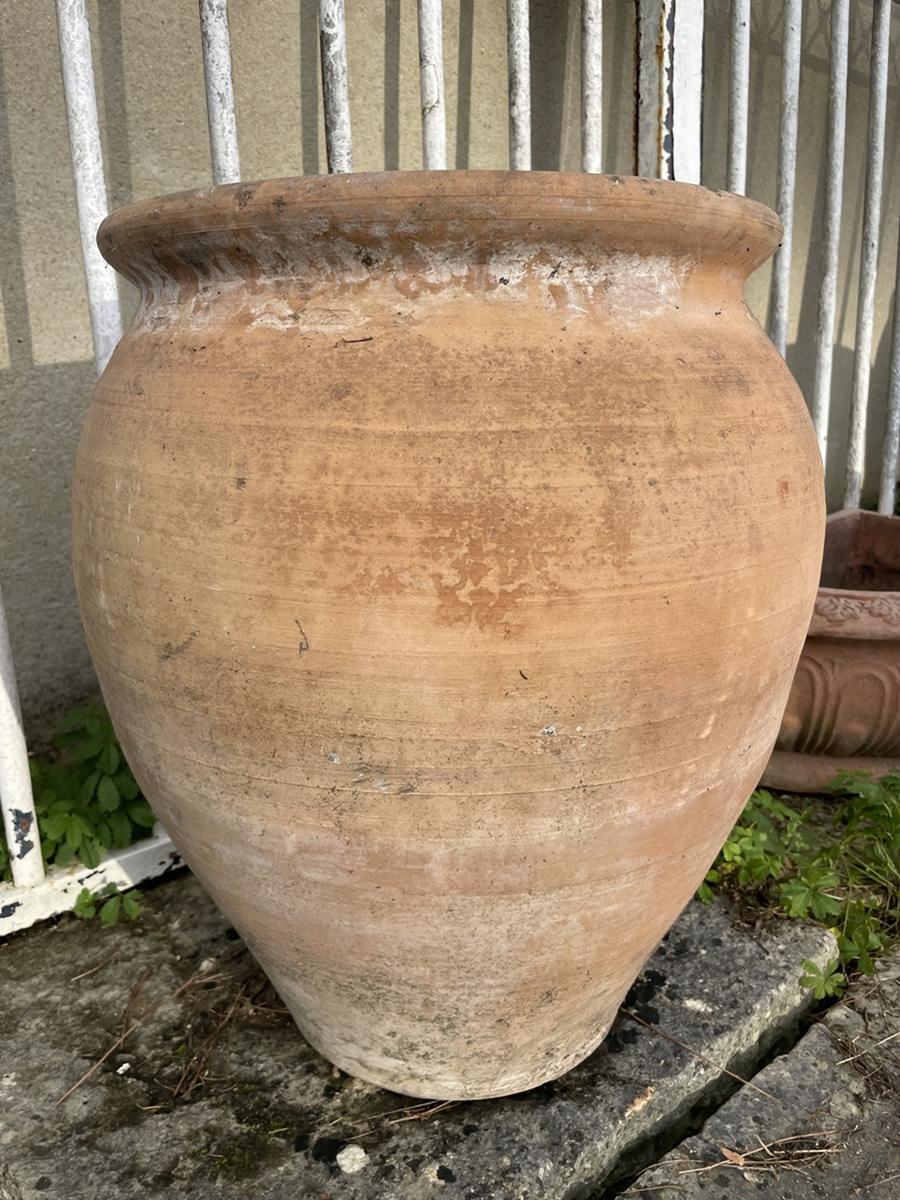 Poterie ancienne en forme de jarre