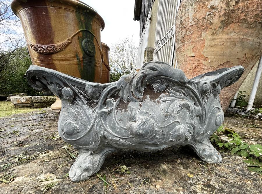 Ancienne jardinière en étain décorée de fleurs de style Art nouveau