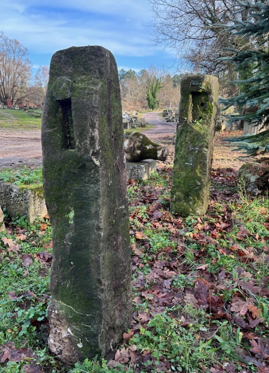 2 bornes anciennes en pierre calcaire blanche