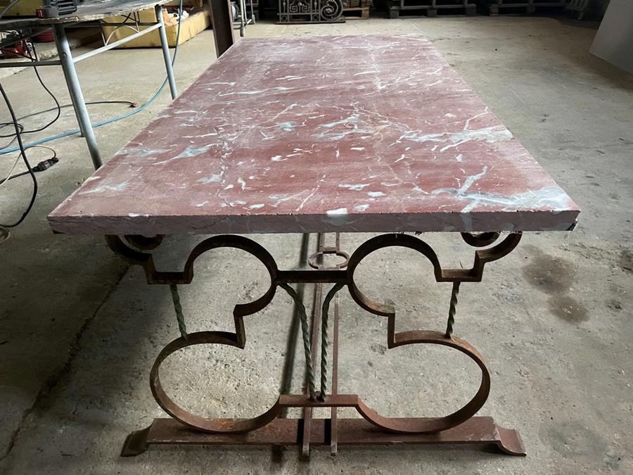 Pietement de table en fer forgé de style 1940 avec barre à chat.  Plateau en marbre ou pierre, épais et lourd