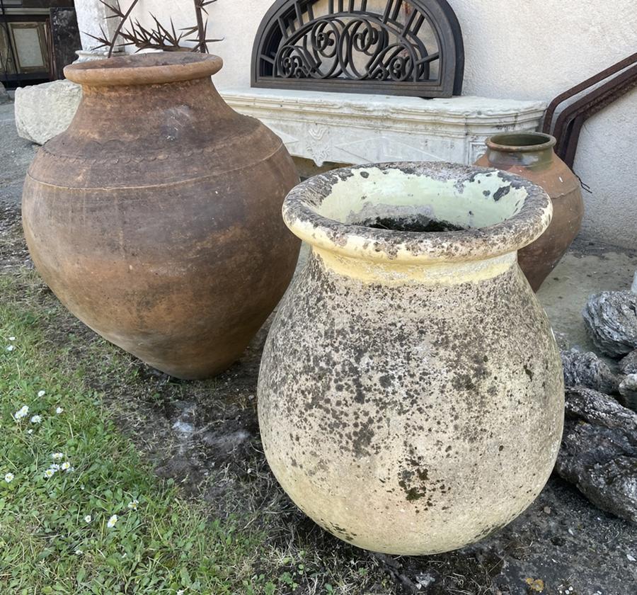Poterie ancienne emaillée blanche au large goulot