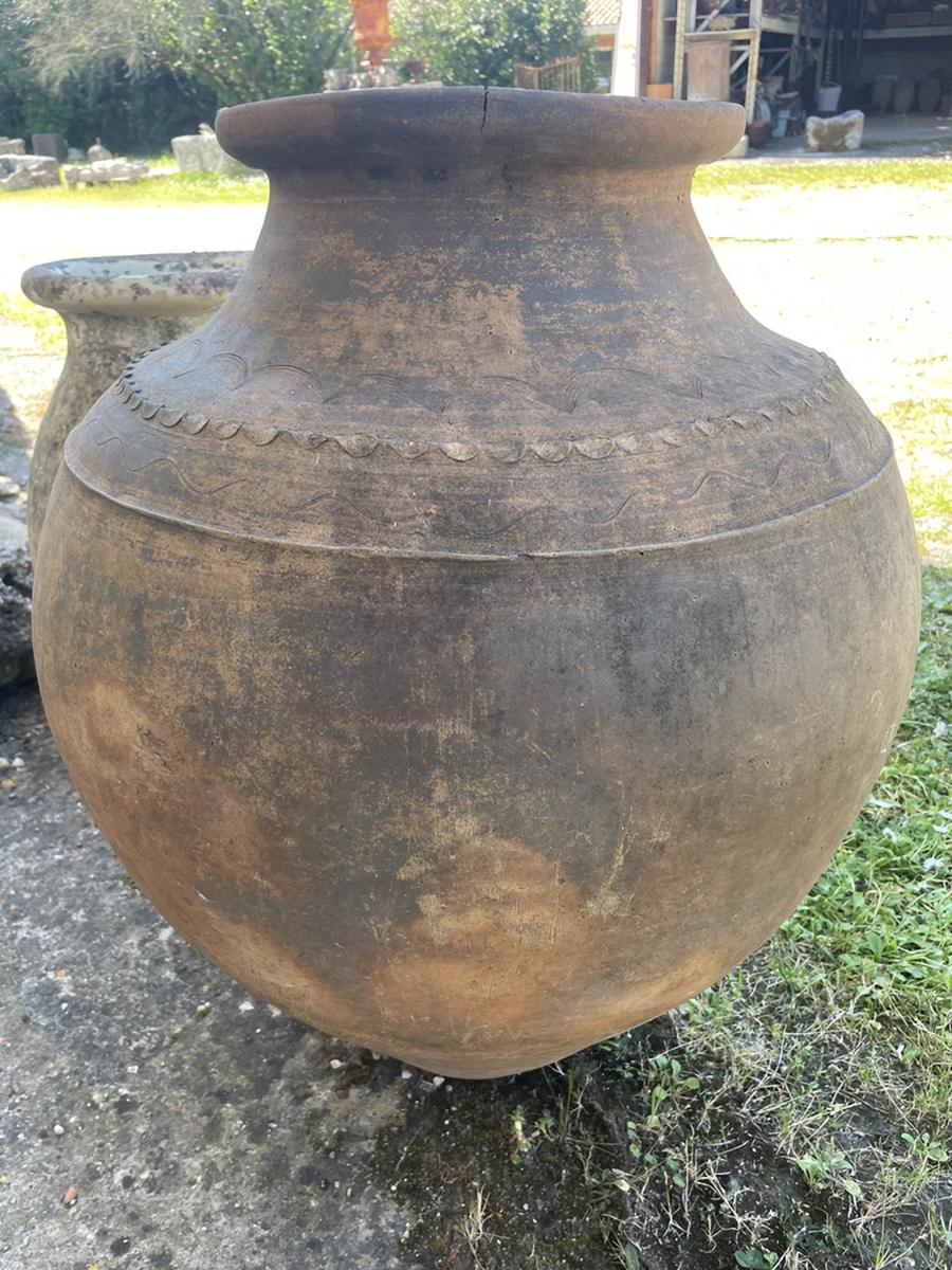 Ancienne poterie en forme d'amphore décorée de festons