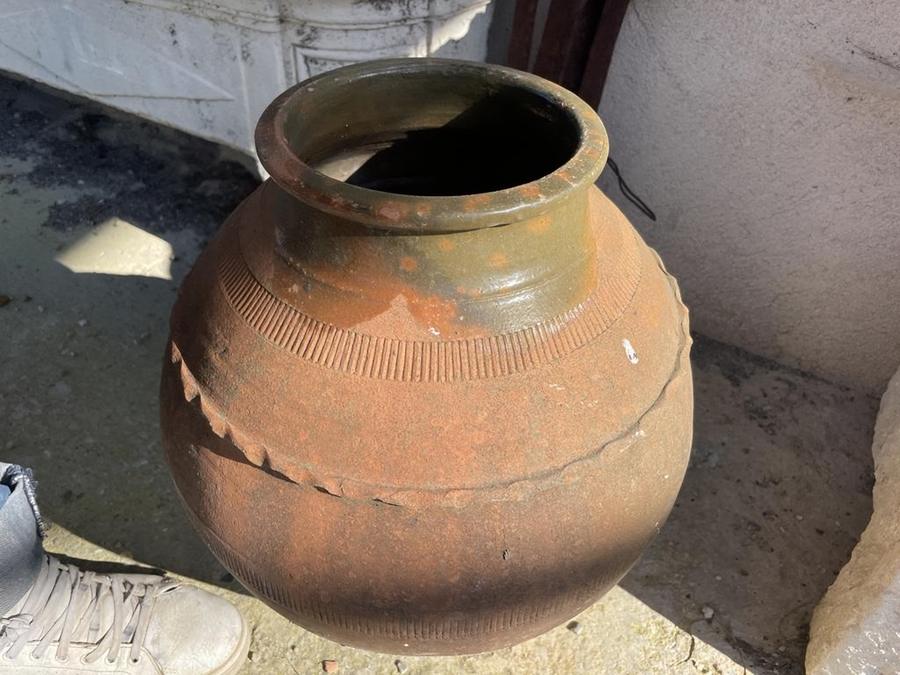 Ancienne poterie en forme d'amphore décorée de festons