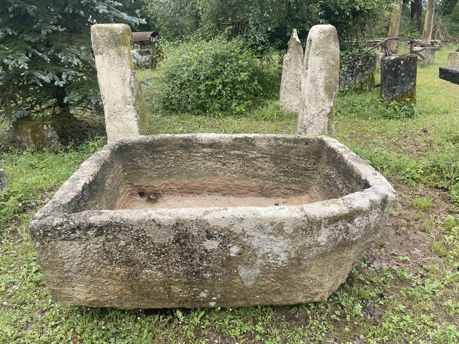 Important bac ancien en pierre dure