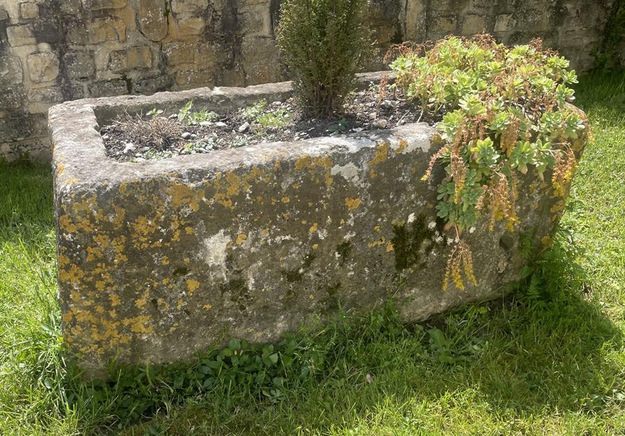 Ancien bac en pierre. Abreuvoir de ferme pour animaux. Réservoir étanche pour retenir l'eau du puits. Auge pour plantes aquatiques ou araumatiques