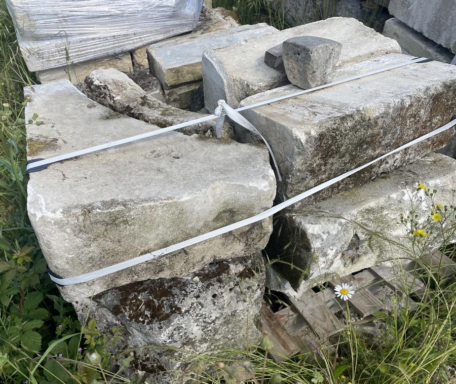 Restes de margelle de puits en pierre composée de quartiers de pierre à retsaurer