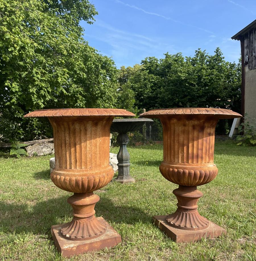 Paire de vases Medicis en fonte de grande taille